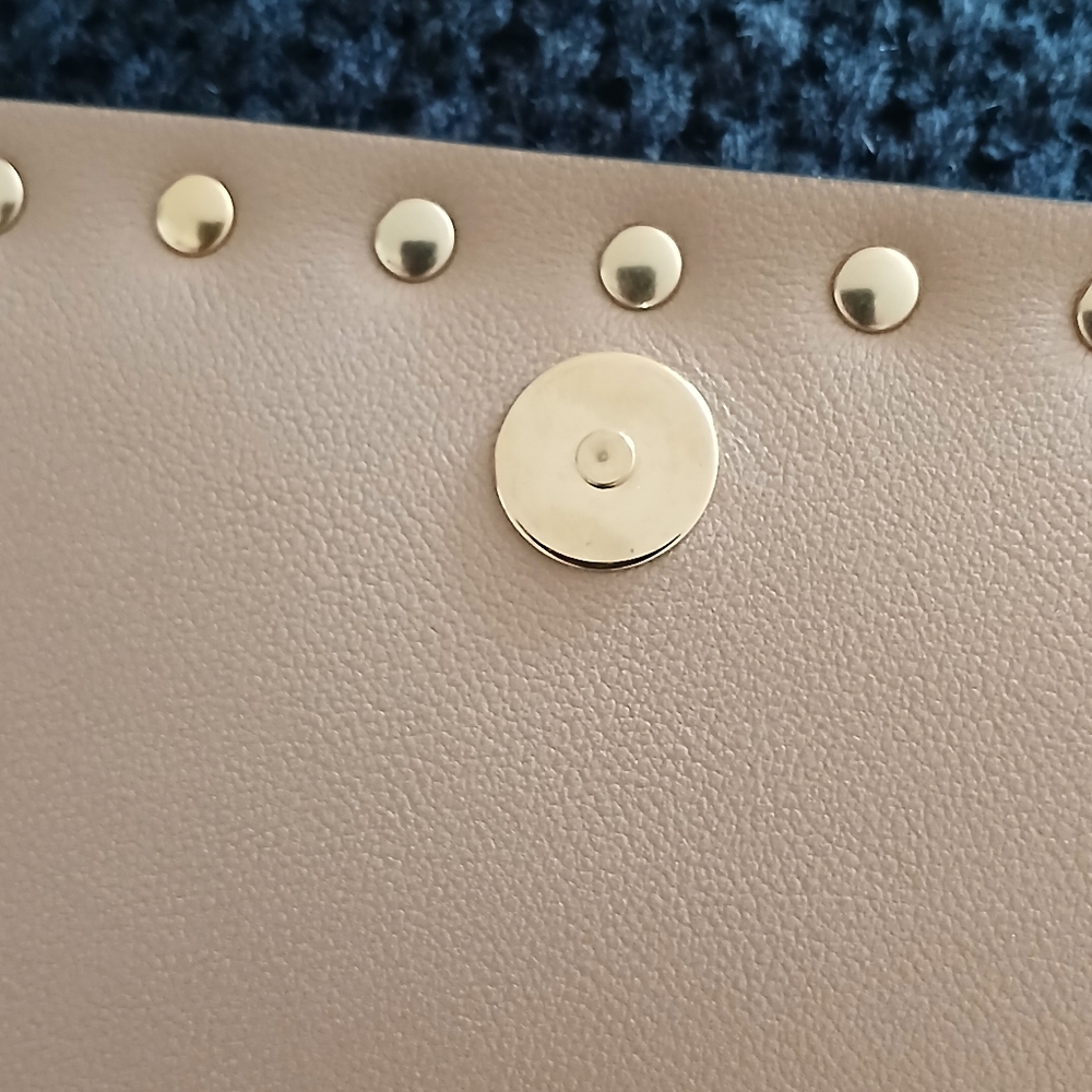 New- Valentino Garavani Rockstud Calfskin Chain Bag In Poudre - Picture 6 of 16